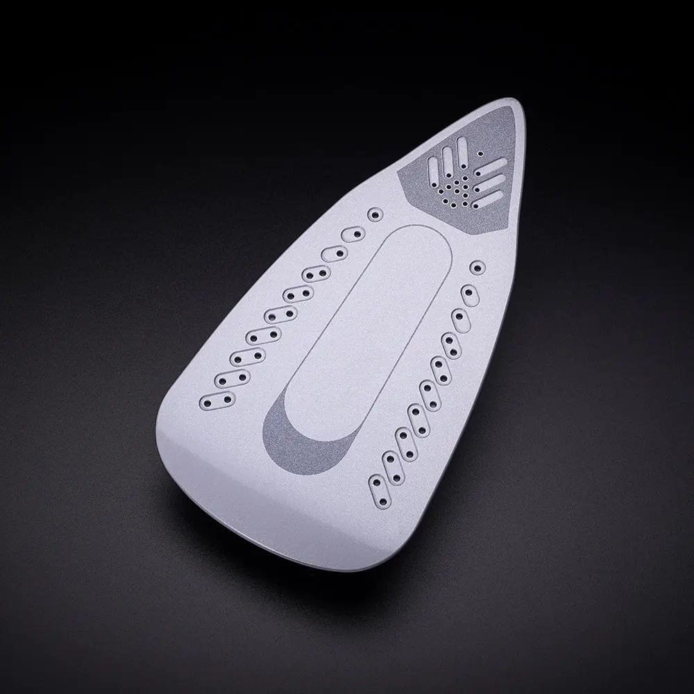 What is the Application Principle of Ceramic Sole Plates in Electric Irons?